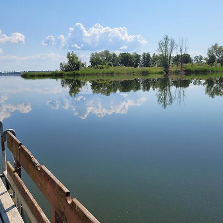 Domek Nad Jeziorem Przy Lini Brzegowej Gorowychy, Pomorze Екстериор снимка